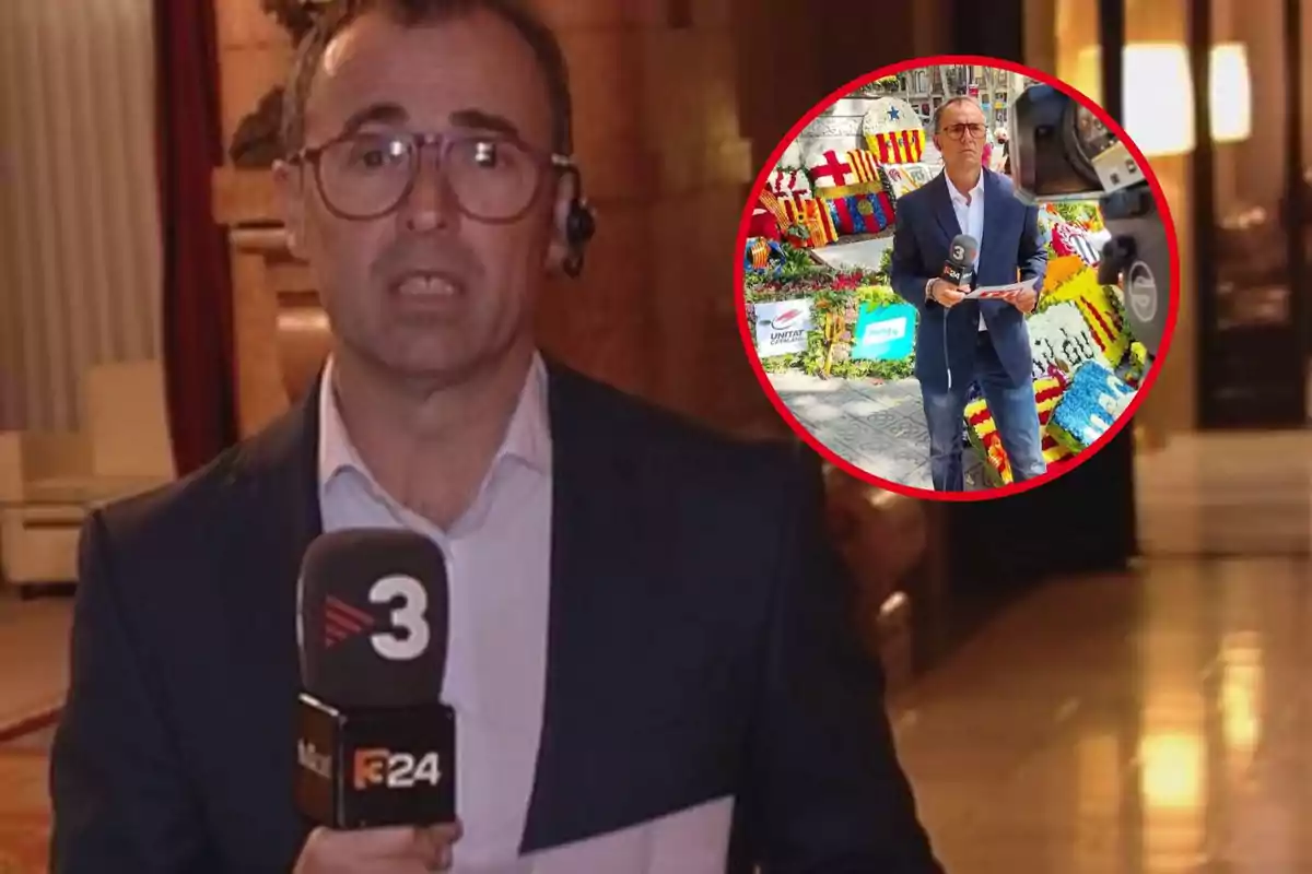 Un reportero de televisión con gafas y auriculares sostiene un micrófono con el logotipo de un canal de noticias, mientras que en un recuadro circular se le ve en una escena exterior con flores y banderas.