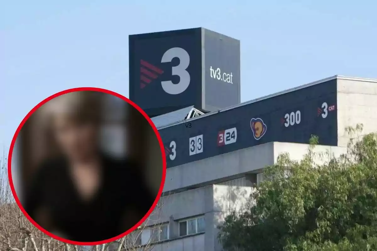 Edificio de TV3 con logotipos de varios canales y una imagen borrosa de una persona en un círculo rojo en la esquina inferior izquierda.