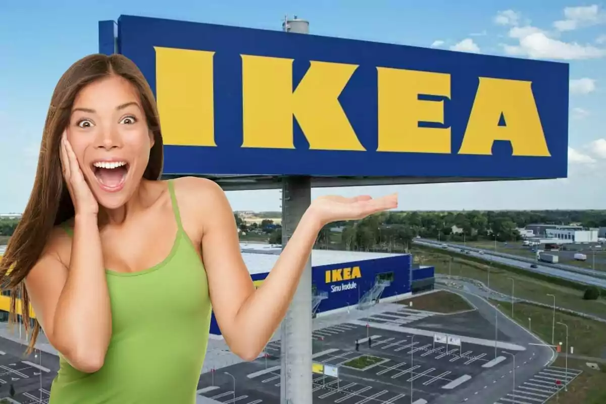 Una mujer emocionada con una camiseta verde frente a una tienda IKEA.