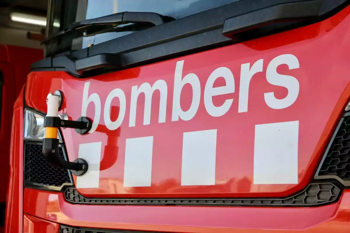 Camión de bomberos rojo con la palabra "bombers" escrita en blanco.