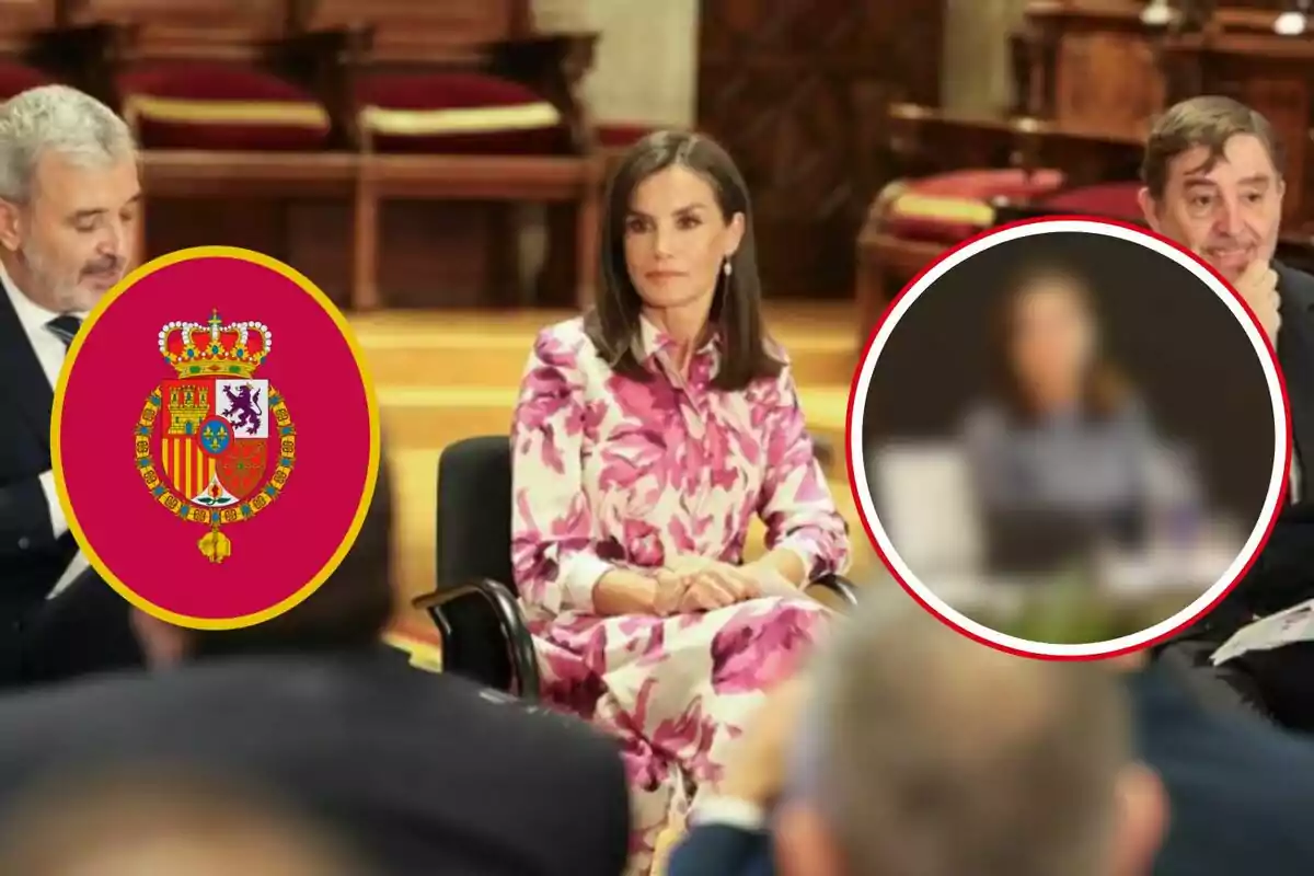 Tres personas sentadas en una sala, con dos escudos de España superpuestos sobre las caras de las personas a los lados.