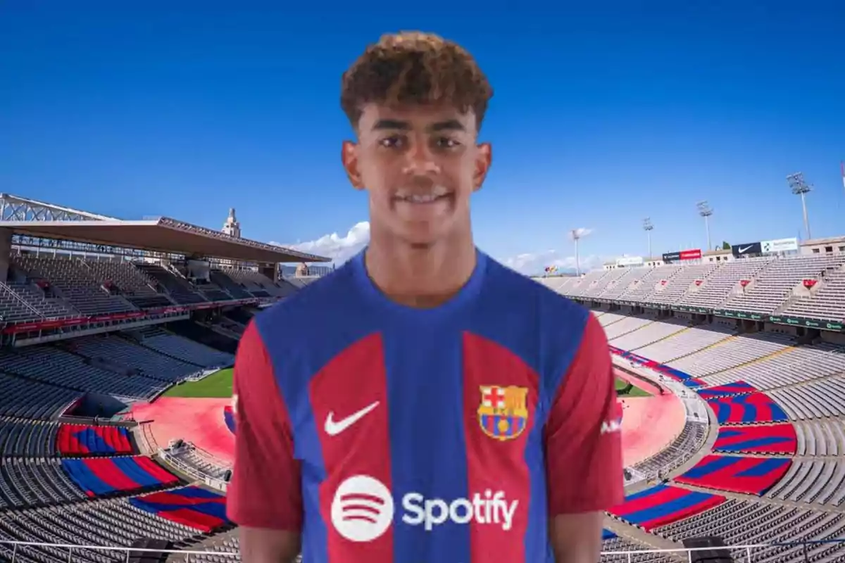 Un jugador de fútbol con la camiseta del FC Barcelona en un estadio vacío.