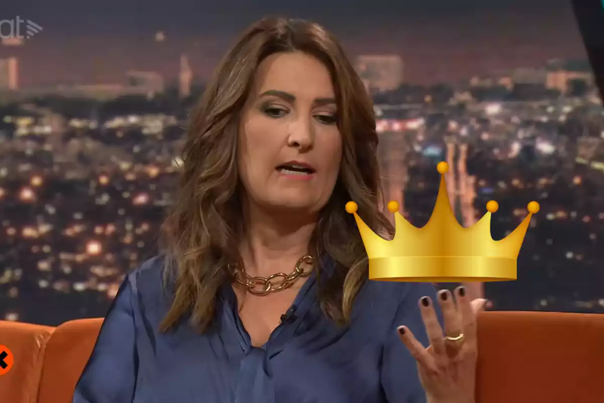 Montaje de una imagen de Laura Fa durante su intervención en el programa "Col·lapse" de TV3. A la derecha un emoticono con una corona