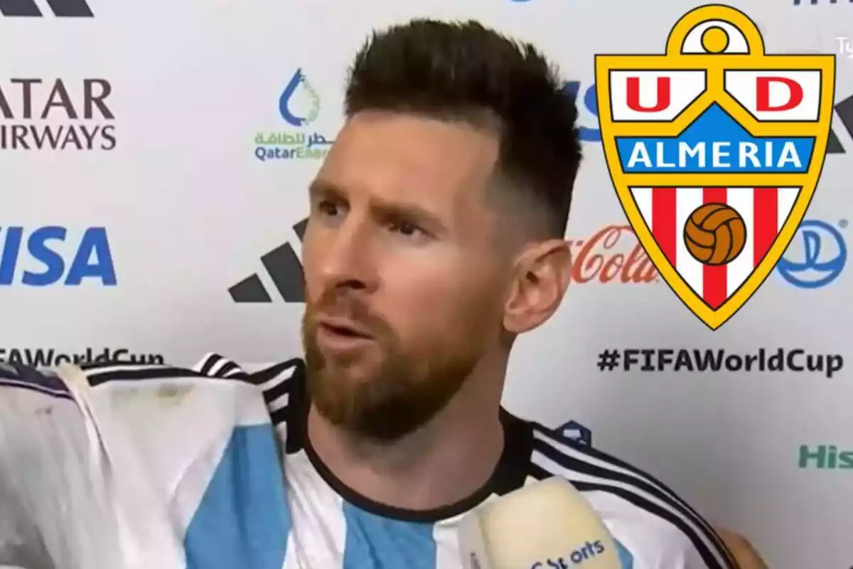 Montaje con una imagen de Leo Messi con la selección argentina atendiendo a la prensa. En la esquina superior derecha, el escudo de la UD Almería