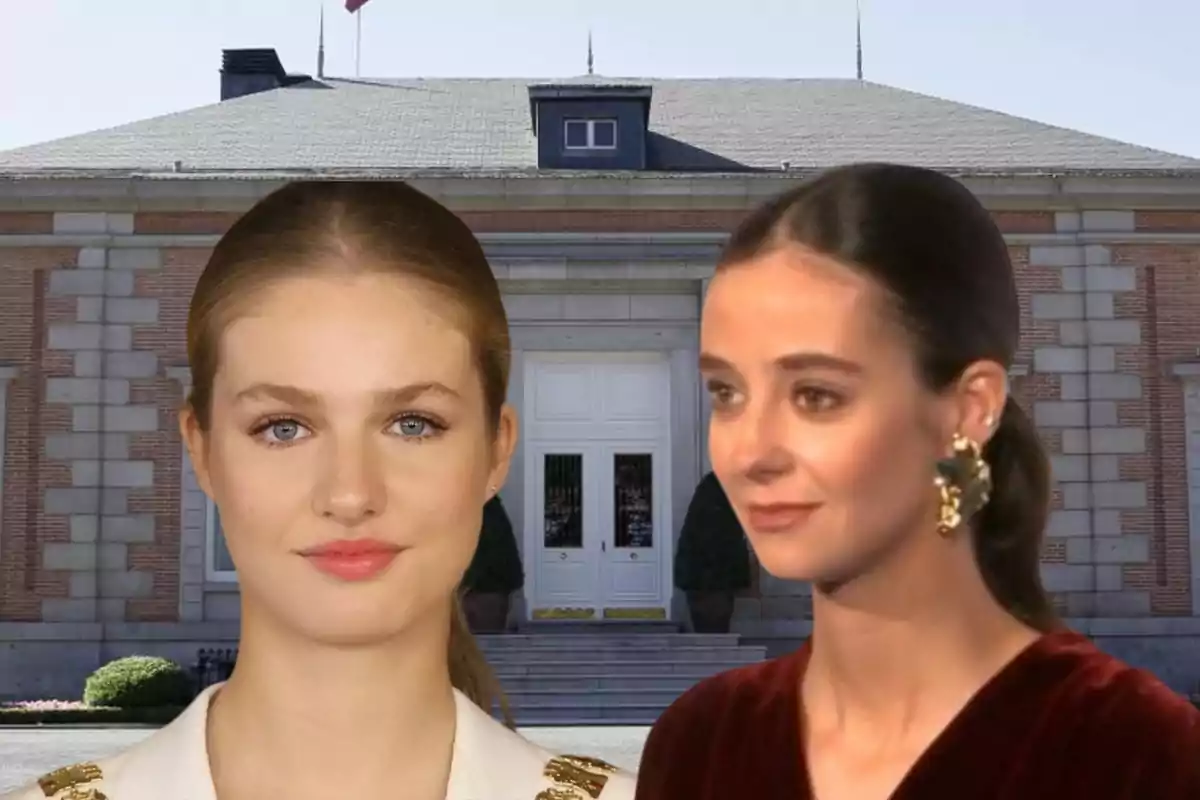 Dos mujeres posan frente a un edificio de ladrillo con una puerta blanca.