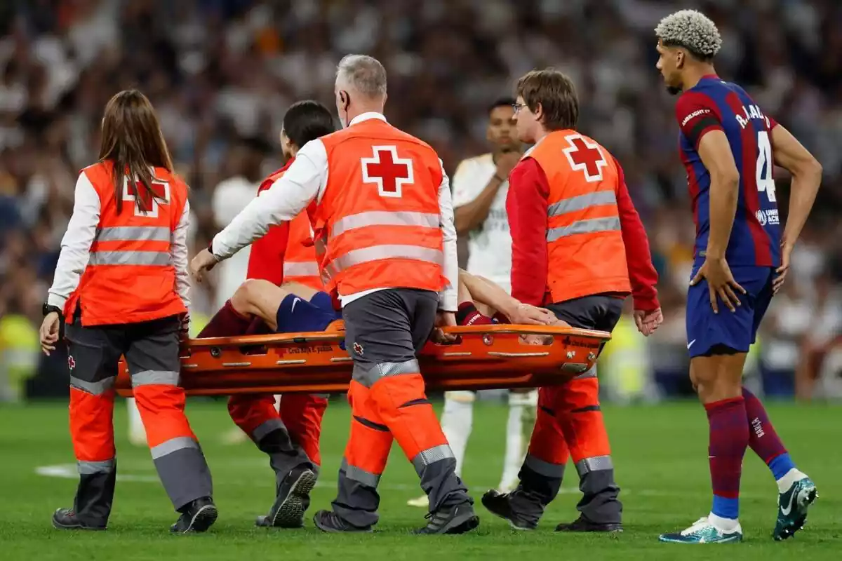 De Jong, retirado en camilla tras su lesión sufrida en el Bernabéu