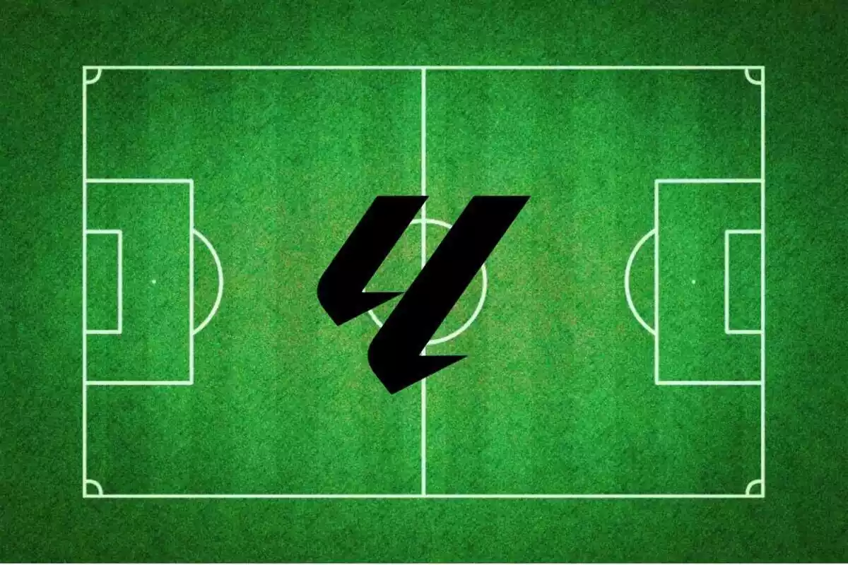 Montaje de un campo de fútbol con el logo de la Liga Hypermotion