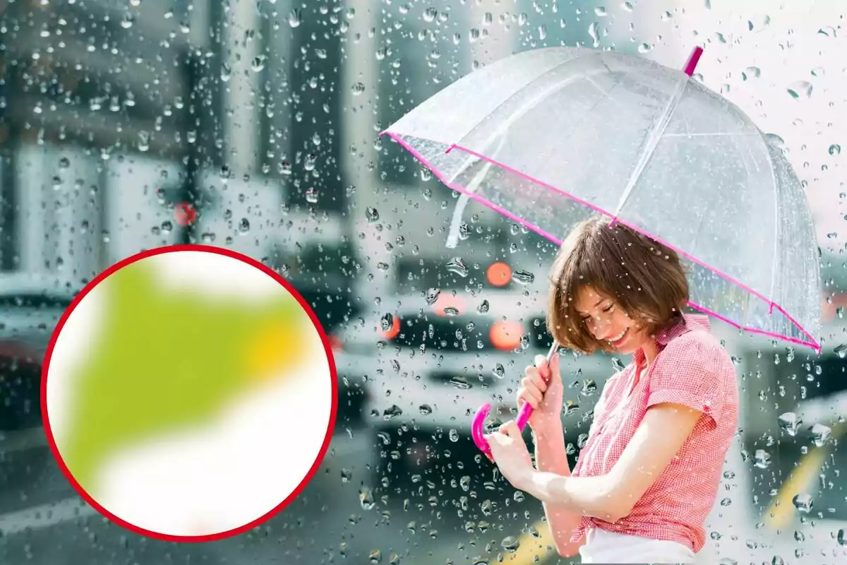 Una mujer sonriente sostiene un paraguas transparente mientras llueve, con gotas de agua en la ventana y un círculo borroso en la esquina izquierda.