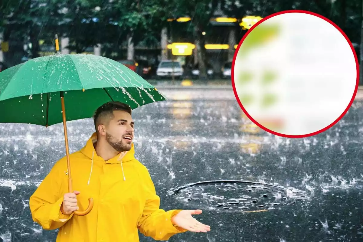 Un hombre con impermeable amarillo y paraguas verde se encuentra bajo la lluvia intensa en una calle urbana, mientras observa el cielo con una expresión de sorpresa.