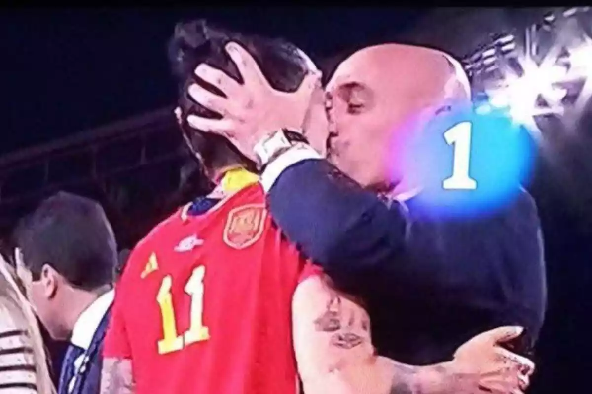 Luis Rubiales dando un beso a Jenni Hermoso