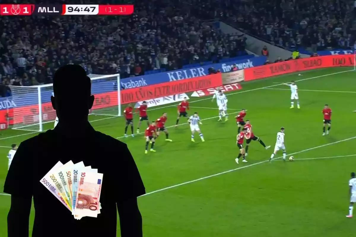 Montaje con una imagen de un partido entre Mallorca y Real Sociedad. A la izquierda una sombra negra de hombre y dentro de la sombra, billetes de euro