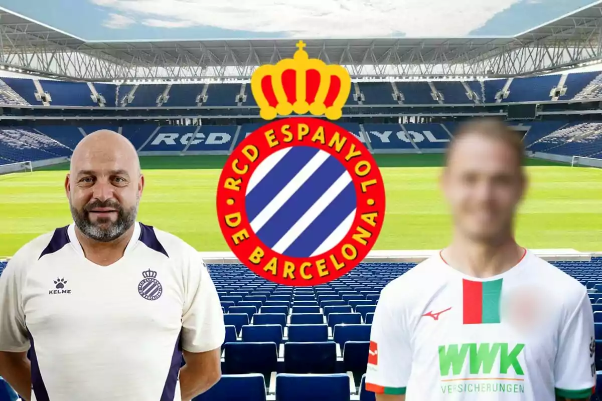 Dos personas posando frente al escudo del RCD Espanyol en un estadio de fútbol.