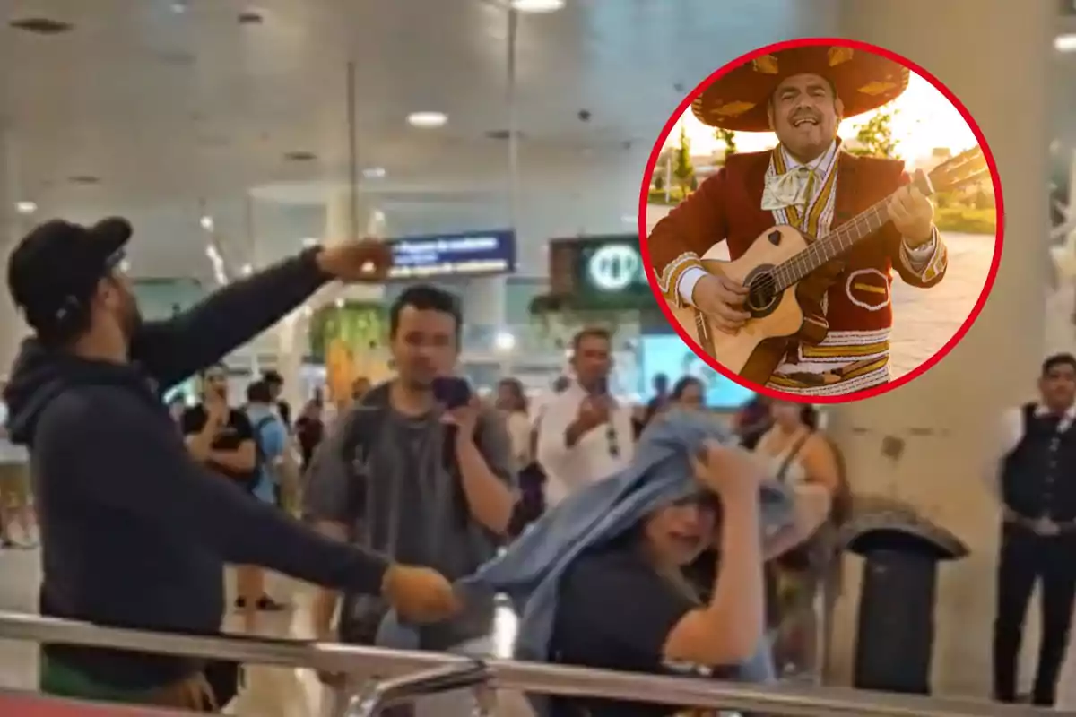 Un grupo de personas en un aeropuerto, una de ellas cubriendo su cabeza con una prenda, con una imagen insertada de un hombre vestido de mariachi tocando una guitarra.