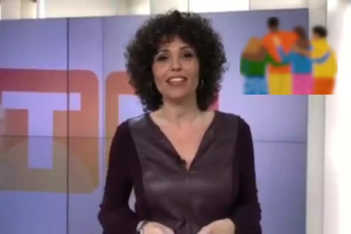 Montaje con una imagen de Marta Bosch en un Tele Notícies de TV3. A la derecha un emoticono con el reencuentro de unos amigos