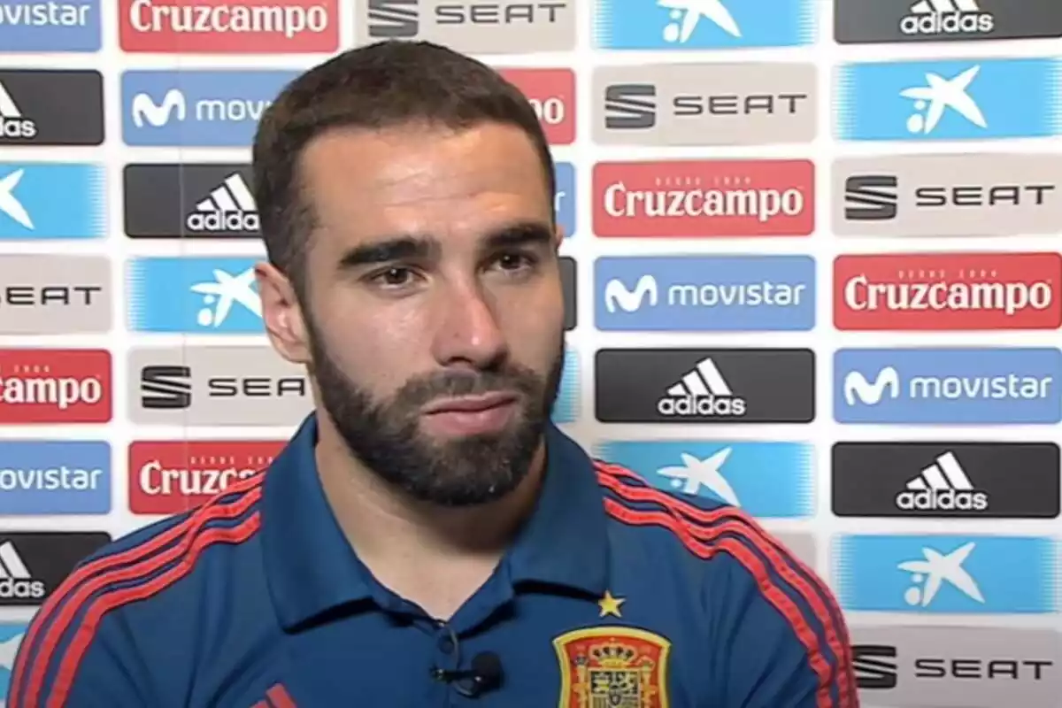 Dani Carvajal atendiendo a la prensa durante una concentración de la selección española