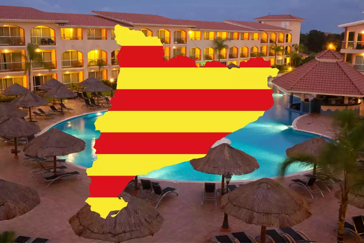 Una piscina de un hotel con sombrillas de paja y tumbonas, con la silueta de Cataluña superpuesta en el centro, mostrando la bandera catalana.