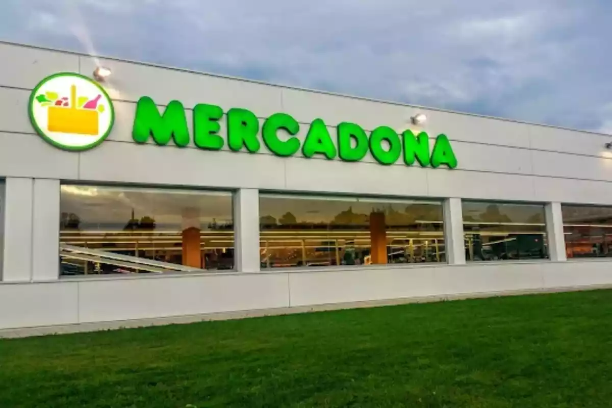 Exterior de Mercadona desde césped