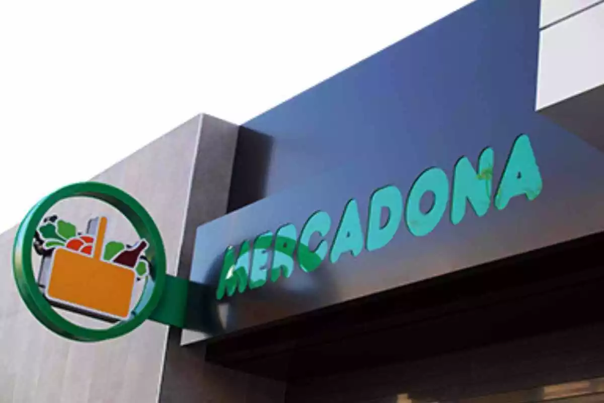 Marquesina de Mercadona en plano contrapicado