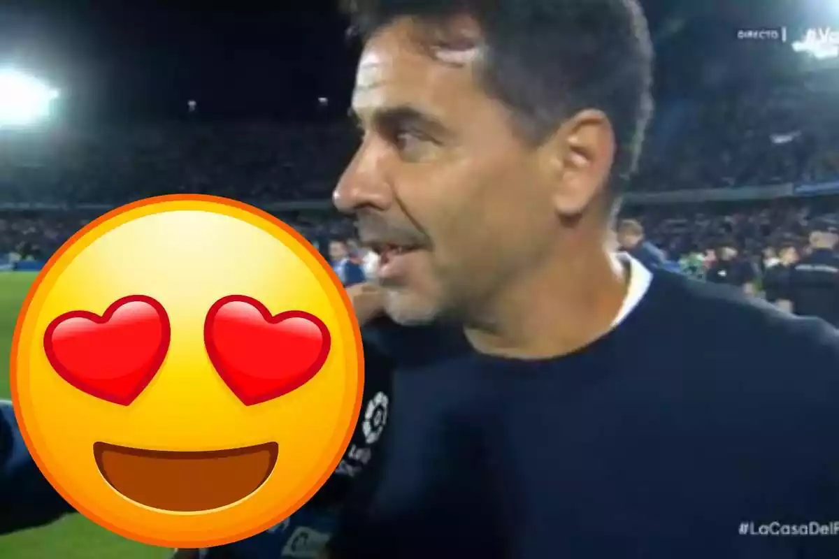 Imagen con Míchel, entrenador del Girona, en primer término. A la izquierda un emoticono de una cara con dos corazones en los ojos