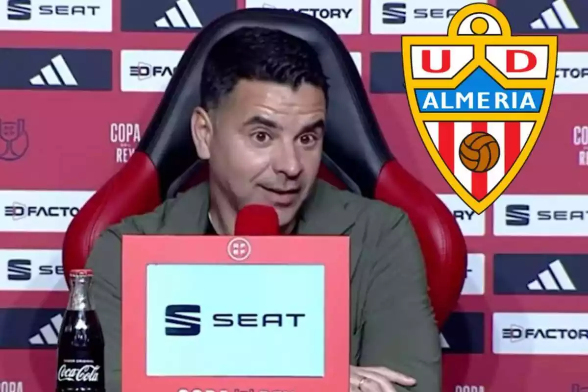 Montaje con una imagen de Míchel, entrenador del Girona FC, en rueda de prensa. En la esquina superior derecha, el escudo de la UD Almería