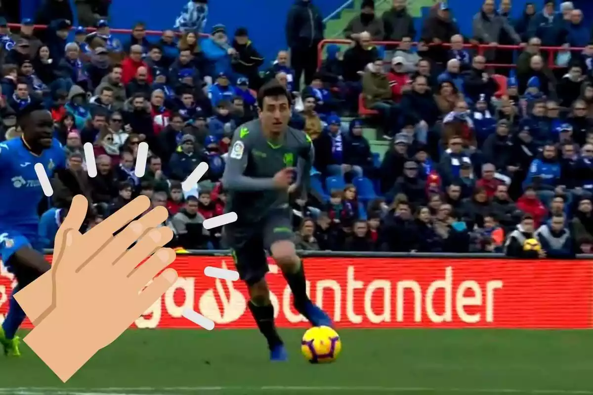 Montaje con una imagen de Mikel Oyarzábal durante un partido de fútbol con la Real Sociedad y en la esquina inferior izquierda un emoticono de manos aplaudiendo