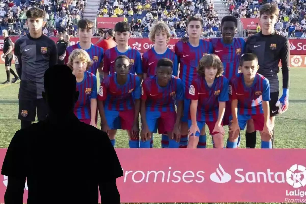 Montage con el equipo Infantil B del FC Barcelona y una zombra negra en la parte izquierda