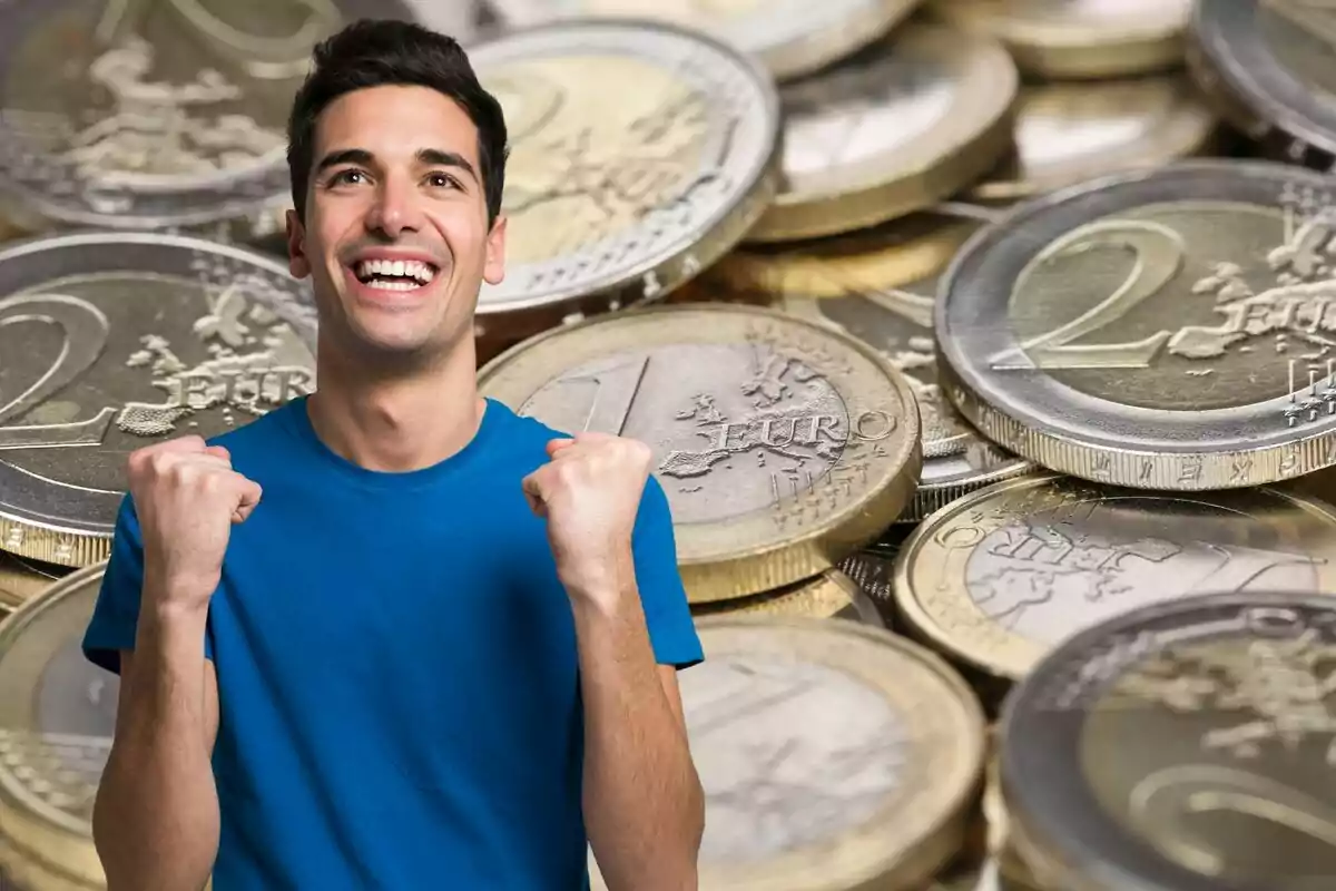 Montaje con una imagen de monedas de 1 y 2 euros de fondo. En primer término un hombre sonriendo y en posición de celebrar alguna cosa