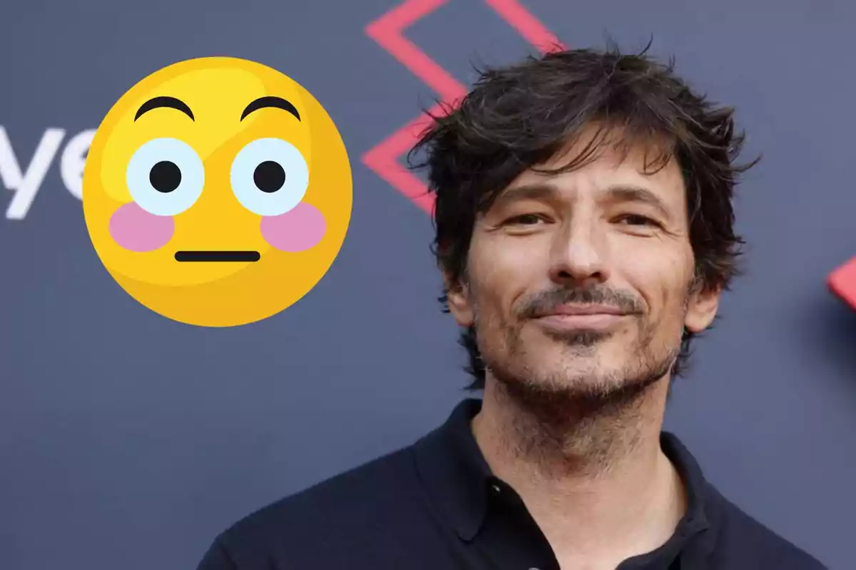 Un hombre con barba y cabello oscuro sonríe frente a un fondo azul con un emoji sorprendido superpuesto a la izquierda.