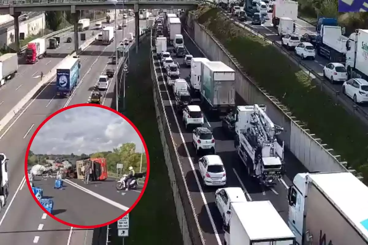 Una carretera con tráfico denso y un accidente en un carril, donde un vehículo está volcado y hay personas alrededor.