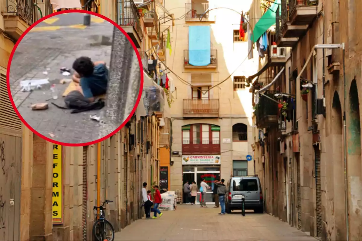 Una calle estrecha con edificios antiguos y un recuadro que muestra a una persona sentada en la acera.