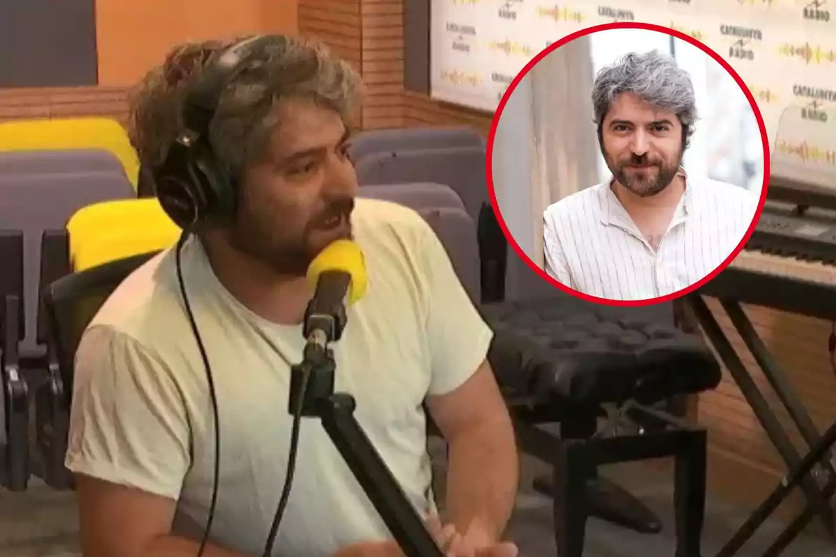 Un hombre con auriculares y camiseta blanca habla frente a un micrófono en un estudio de radio, con un teclado musical al fondo y un recuadro que muestra su retrato.