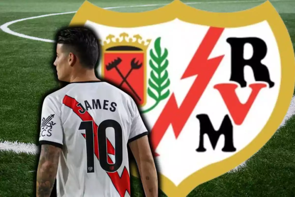 Jugador de fútbol con camiseta número 10 y el nombre "James" de espaldas en un campo de fútbol con el escudo del Rayo Vallecano al fondo.