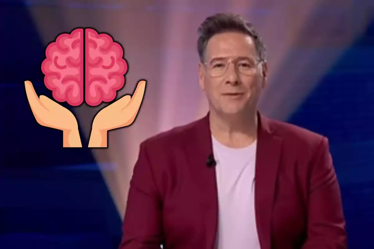 Un hombre con gafas y chaqueta roja junto a un emoji de cerebro sostenido por manos.