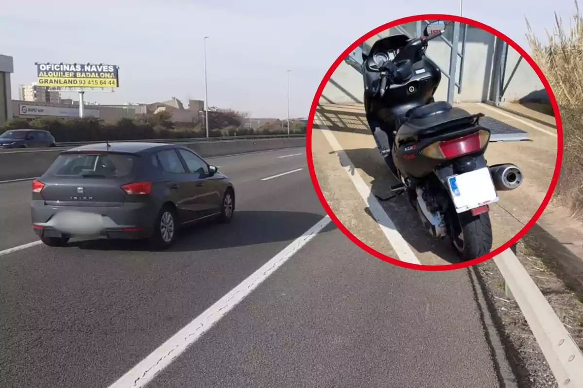 Un coche gris circula por una autopista, mientras que en un recuadro rojo se muestra una motocicleta negra estacionada.