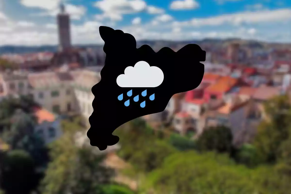 Mapa de una región con un icono de nube y gotas de lluvia sobre un fondo urbano desenfocado.