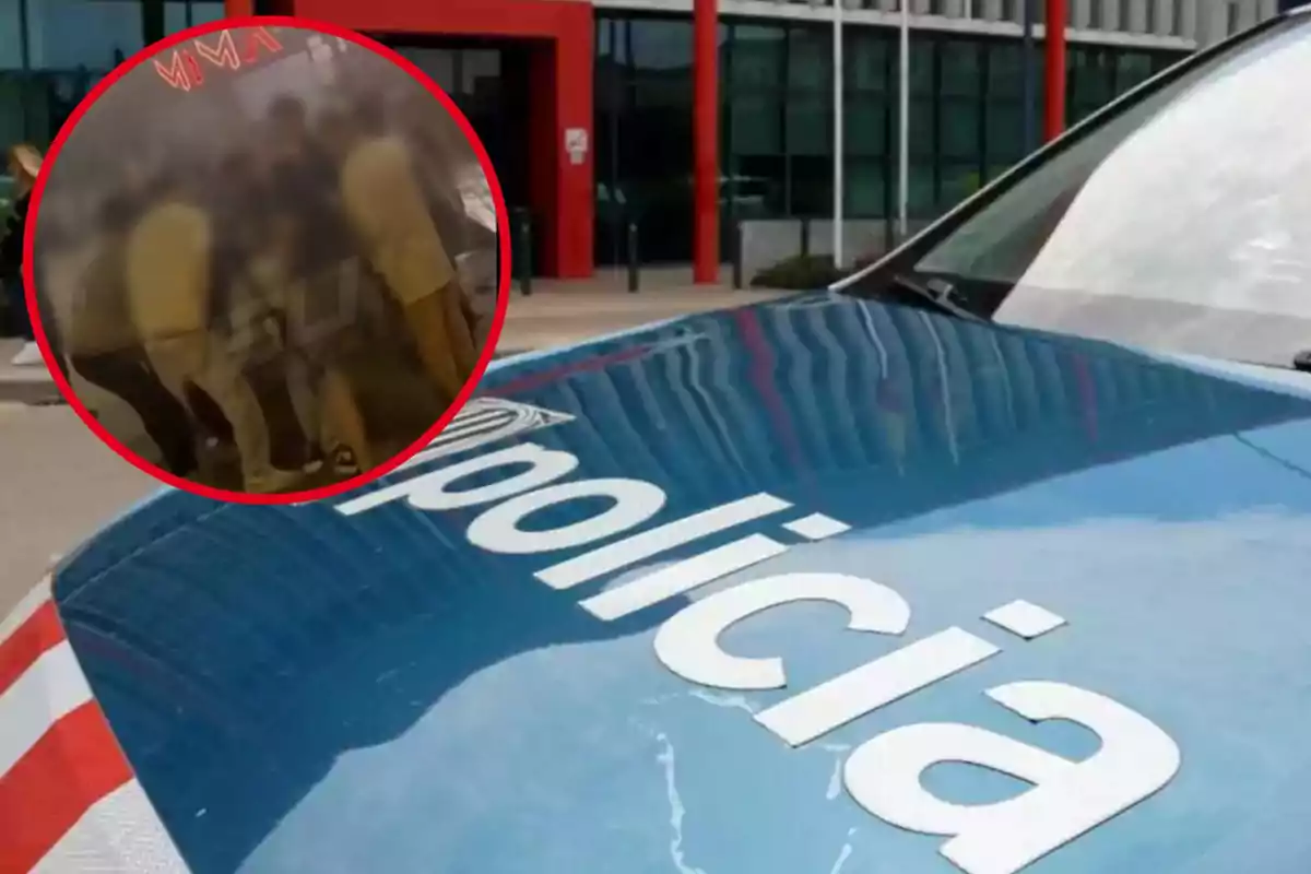 Un coche de policía con un edificio de fondo y un círculo rojo que muestra una imagen borrosa de un grupo de personas.