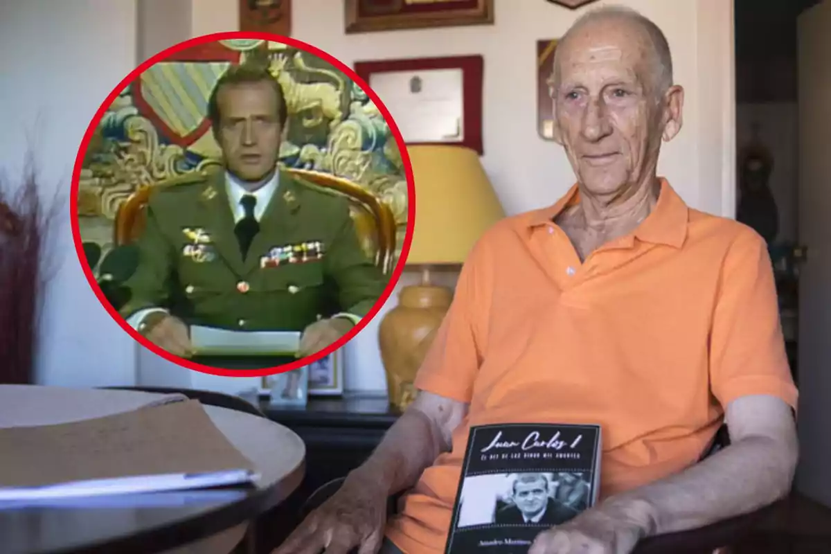 Un hombre mayor con una camisa naranja está sentado en una habitación sosteniendo un libro, mientras que en un recuadro se muestra una imagen de un hombre en uniforme militar hablando frente a un micrófono.