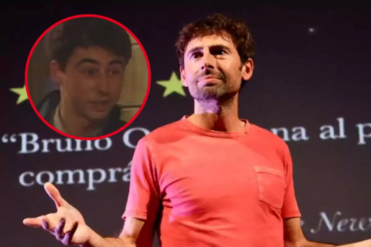 Un hombre con camiseta roja está de pie frente a una pantalla que muestra texto, con una imagen circular de un joven en la esquina superior izquierda.