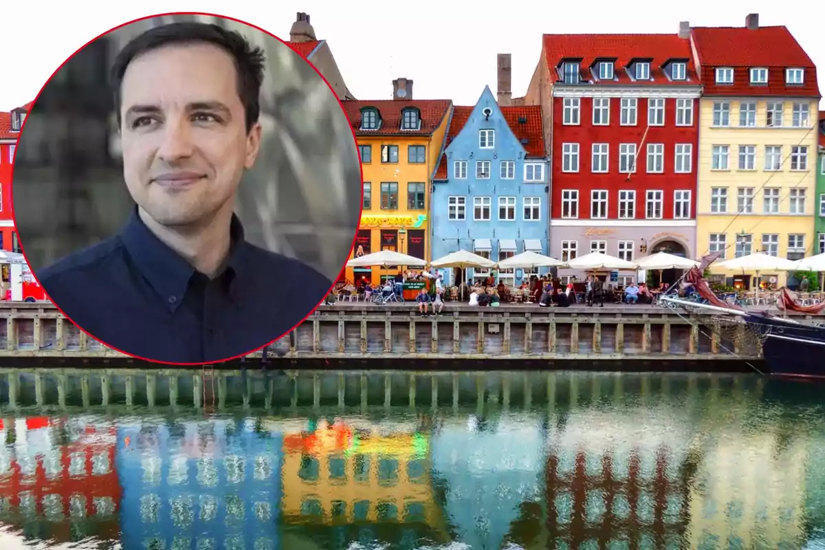 Un hombre con camisa oscura en un círculo superpuesto sobre una imagen de edificios coloridos junto a un canal.