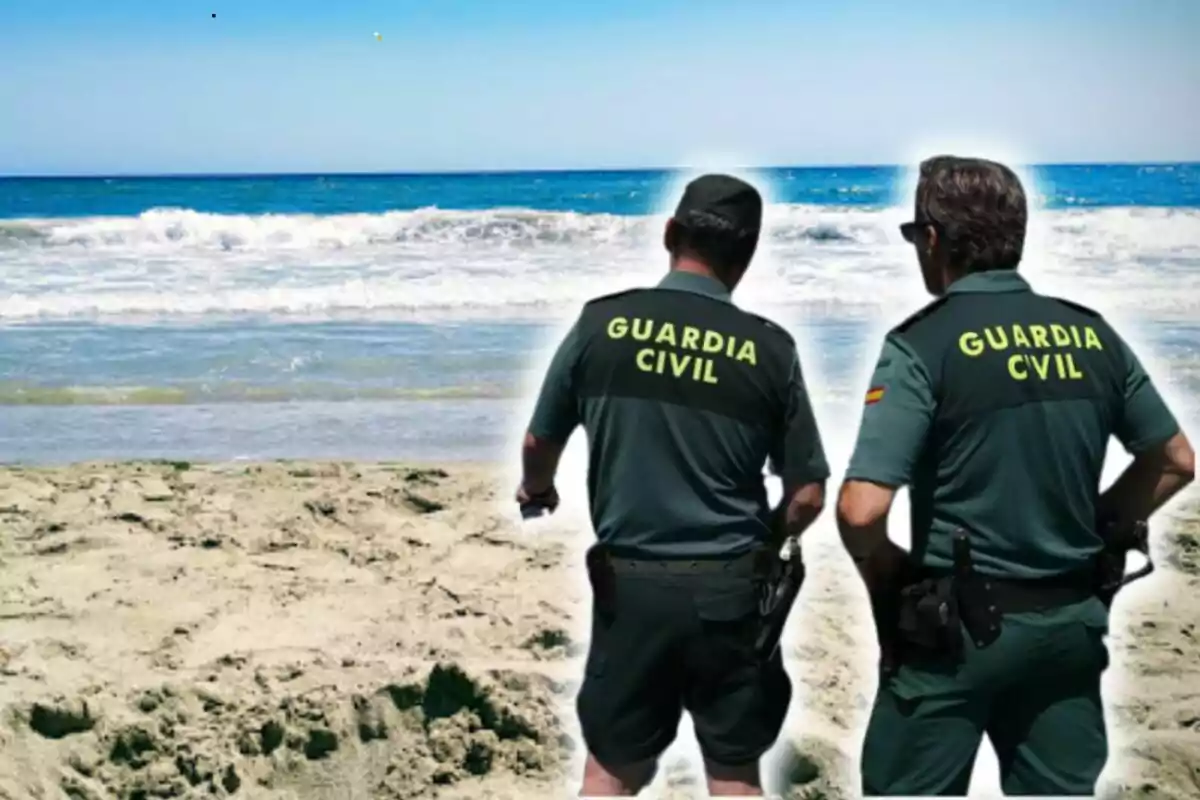 Dos agentes de la Guardia Civil patrullando una playa.