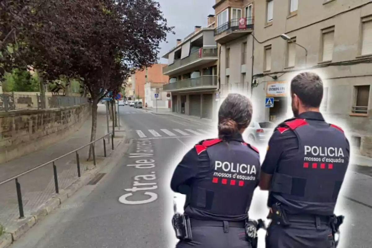 Dos agentes de policía de espaldas en una calle urbana.