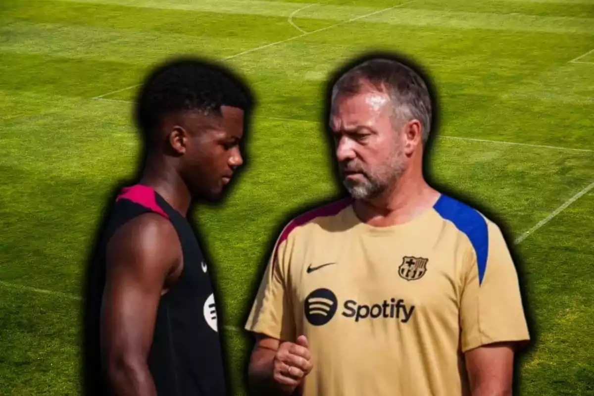 Dos personas, una con camiseta negra y otra con camiseta amarilla, conversan en un campo de fútbol.