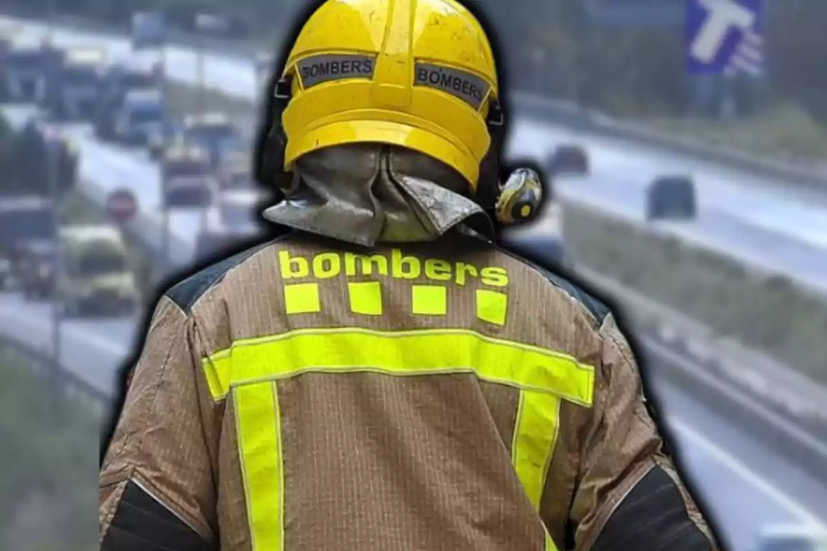 Bombero con uniforme y casco amarillo de espaldas en una carretera.