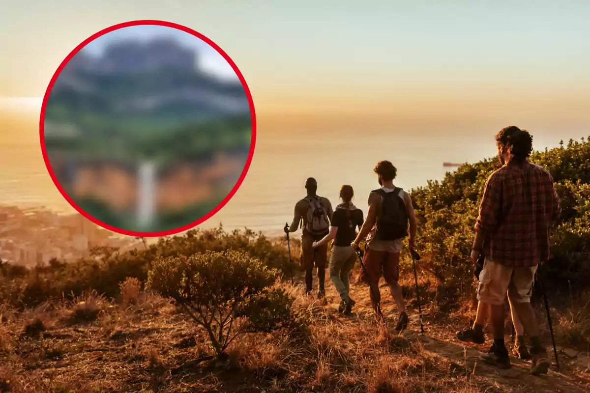 Un grupo de personas caminando por un sendero con bastones de trekking mientras el sol se pone sobre el mar, con una imagen borrosa en un círculo rojo en la esquina superior izquierda.