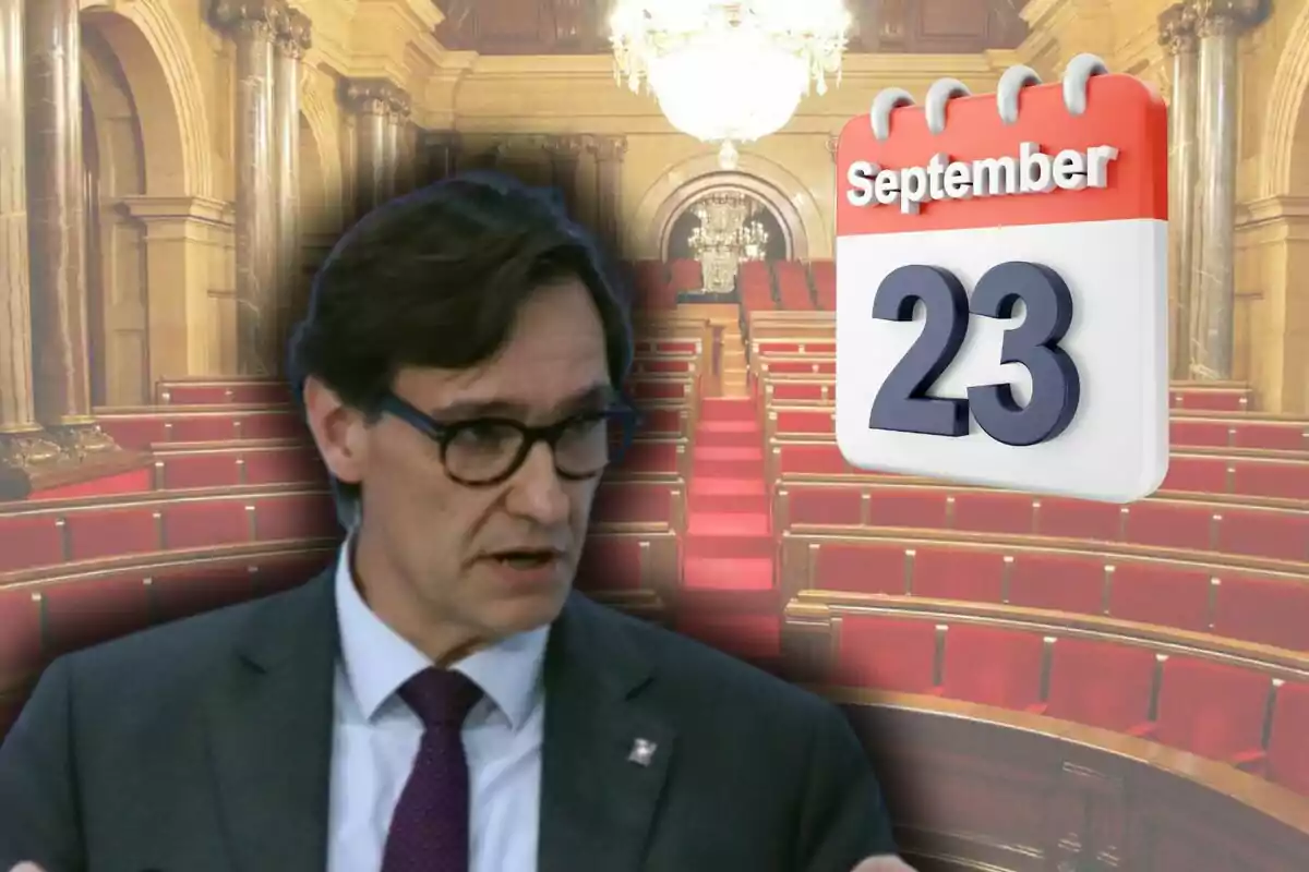 Un hombre con gafas y traje oscuro aparece en primer plano, mientras que en el fondo se ve un salón parlamentario con asientos rojos y una lámpara de araña, junto a un calendario que muestra la fecha 23 de septiembre.