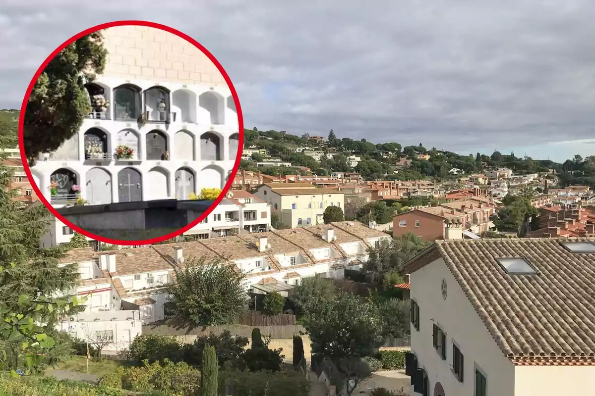 Vista panorámica de un pueblo con un detalle ampliado de un columbario en el cementerio local.