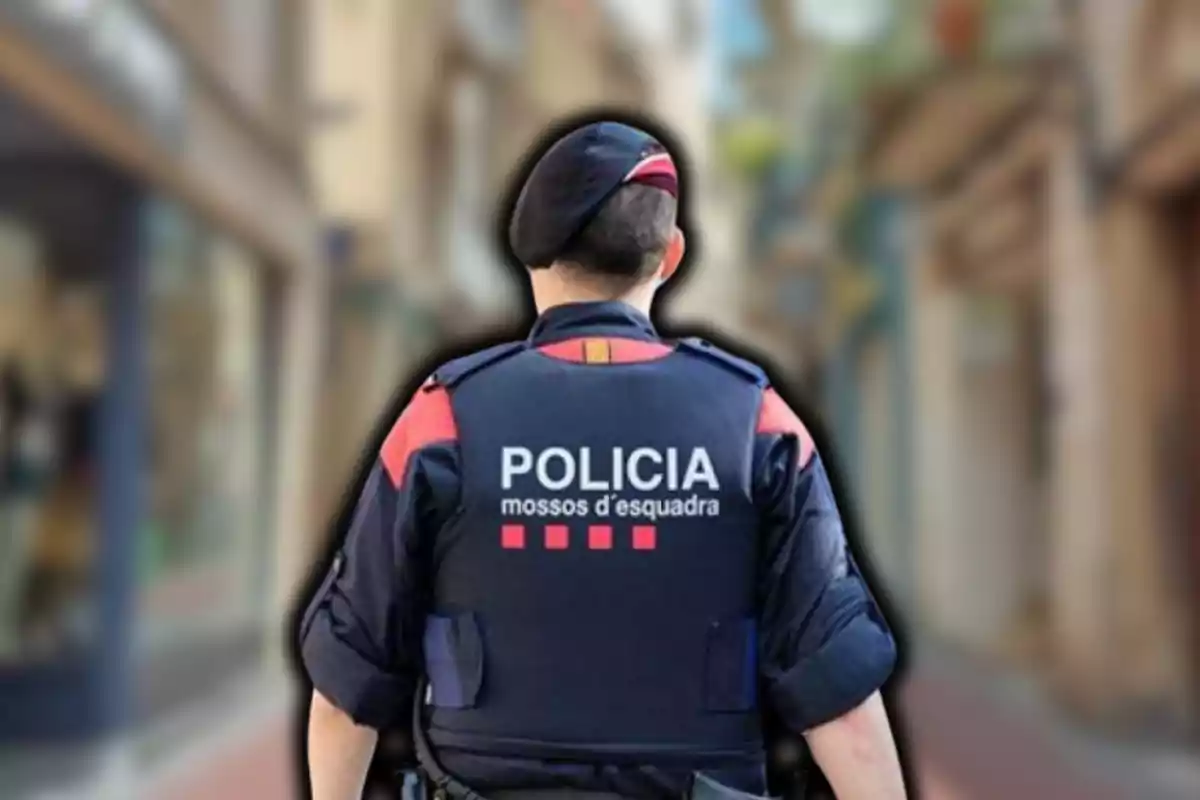 Un agente de los Mossos d'Esquadra de espaldas en una calle.