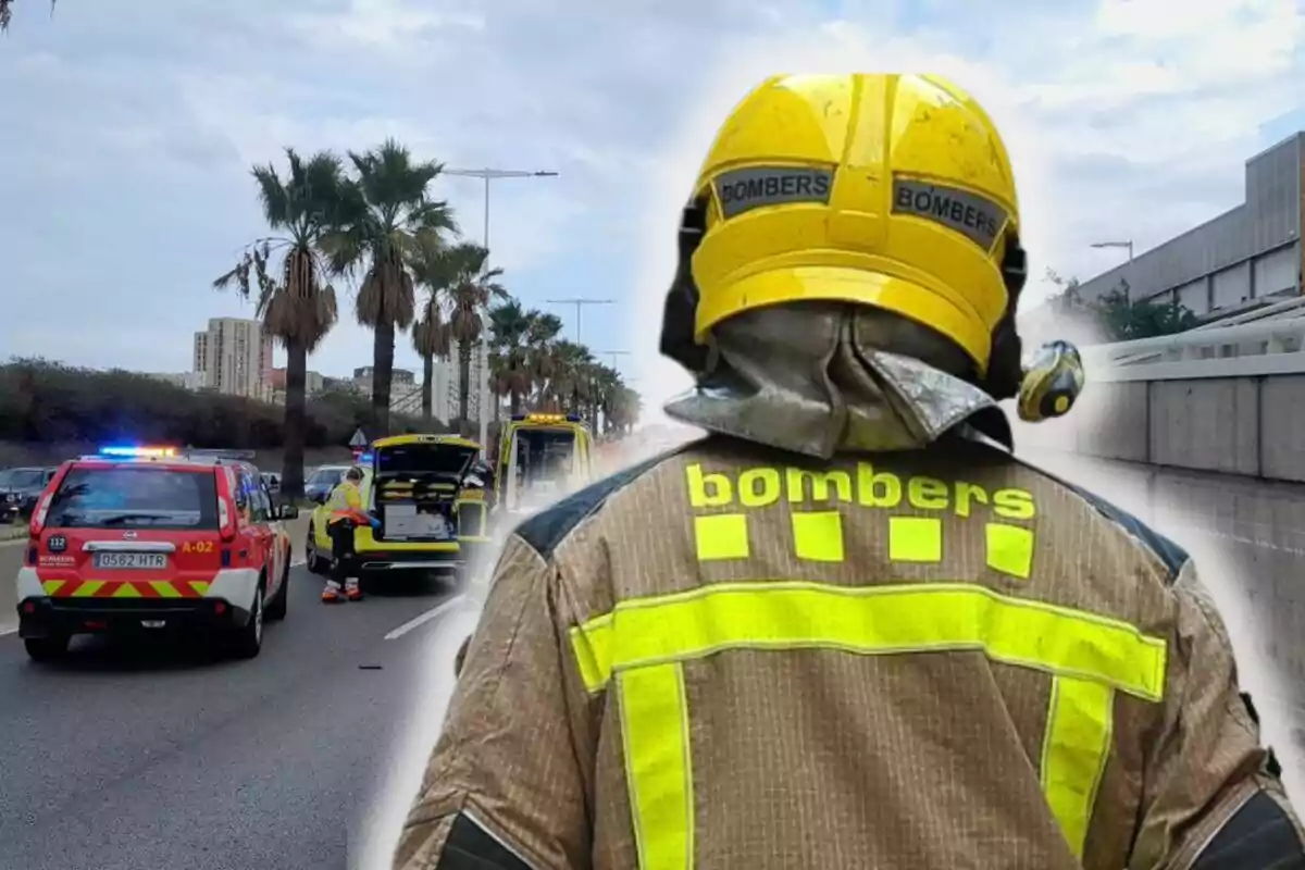 Bombero de espaldas con uniforme y casco amarillo en una escena de emergencia en la carretera con vehículos de bomberos y ambulancias.