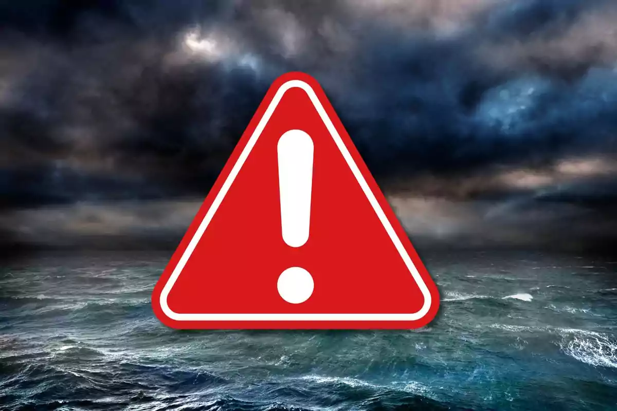 Advertencia de tormenta en el mar con un símbolo de exclamación en un triángulo rojo.