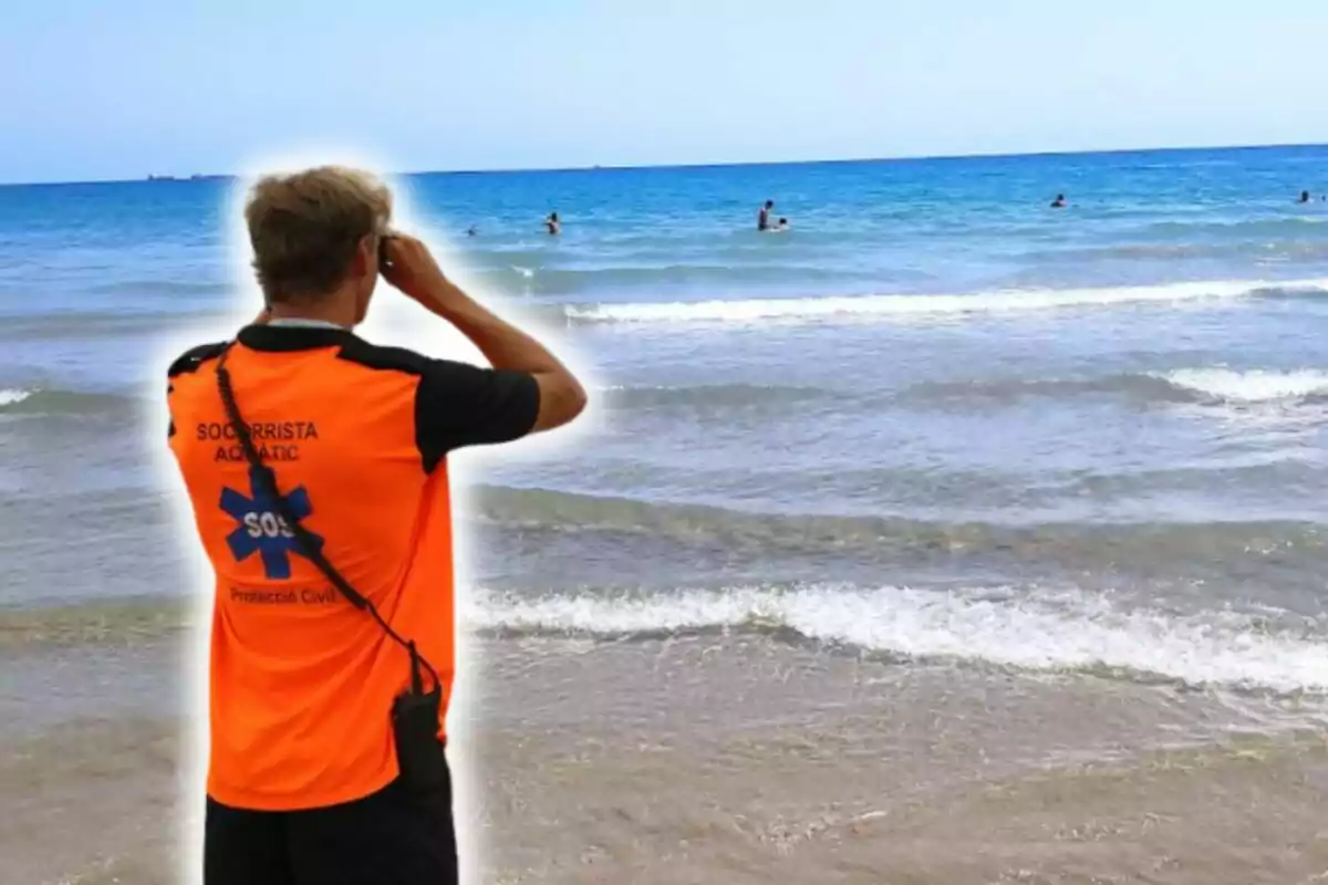 Un socorrista acuático vigila a los bañistas en la playa.